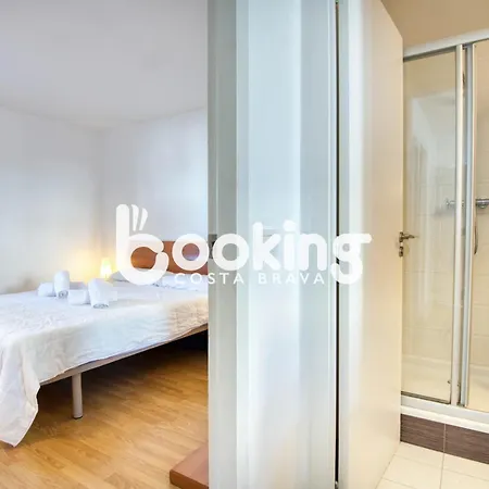 Camelies Apartament: Beachside Retreat Near Center