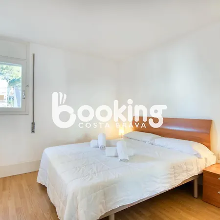 Camelies Apartament: Beachside Retreat Near Center Apartment *