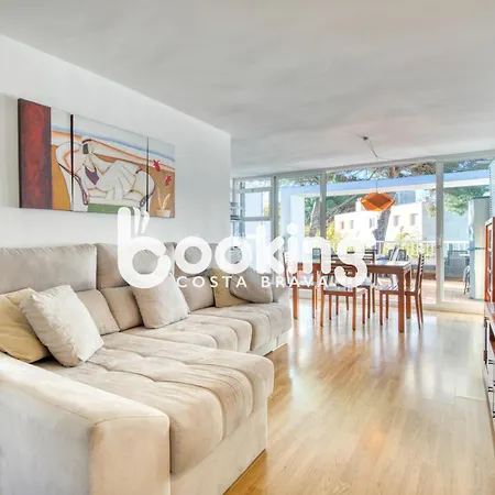 Camelies Apartament: Beachside Retreat Near Center