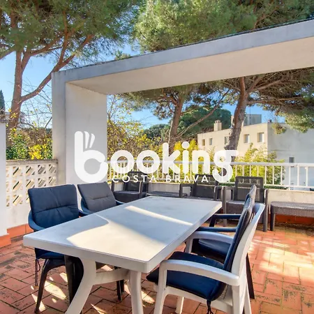 Apartment Camelies Apartament: Beachside Retreat Near Center *