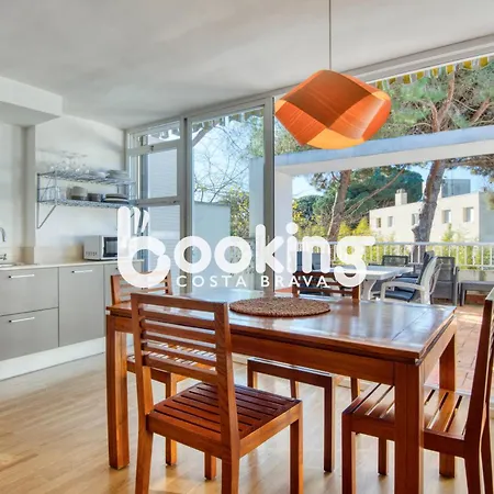 Camelies Apartament: Beachside Retreat Near Center Platja d'Aro