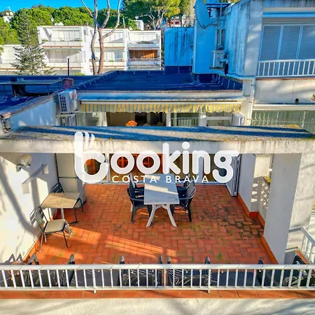 Camelies Apartament: Beachside Retreat Near Center
